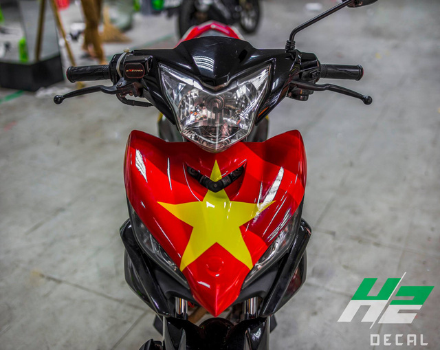 BMW S1000RR lên tem cờ đỏ sao vàng cổ vũ U23 Việt Nam đá bán kết BMW S1000RR lên tem cờ đỏ sao vàng cổ vũ U23 Việt Nam đá bán kết